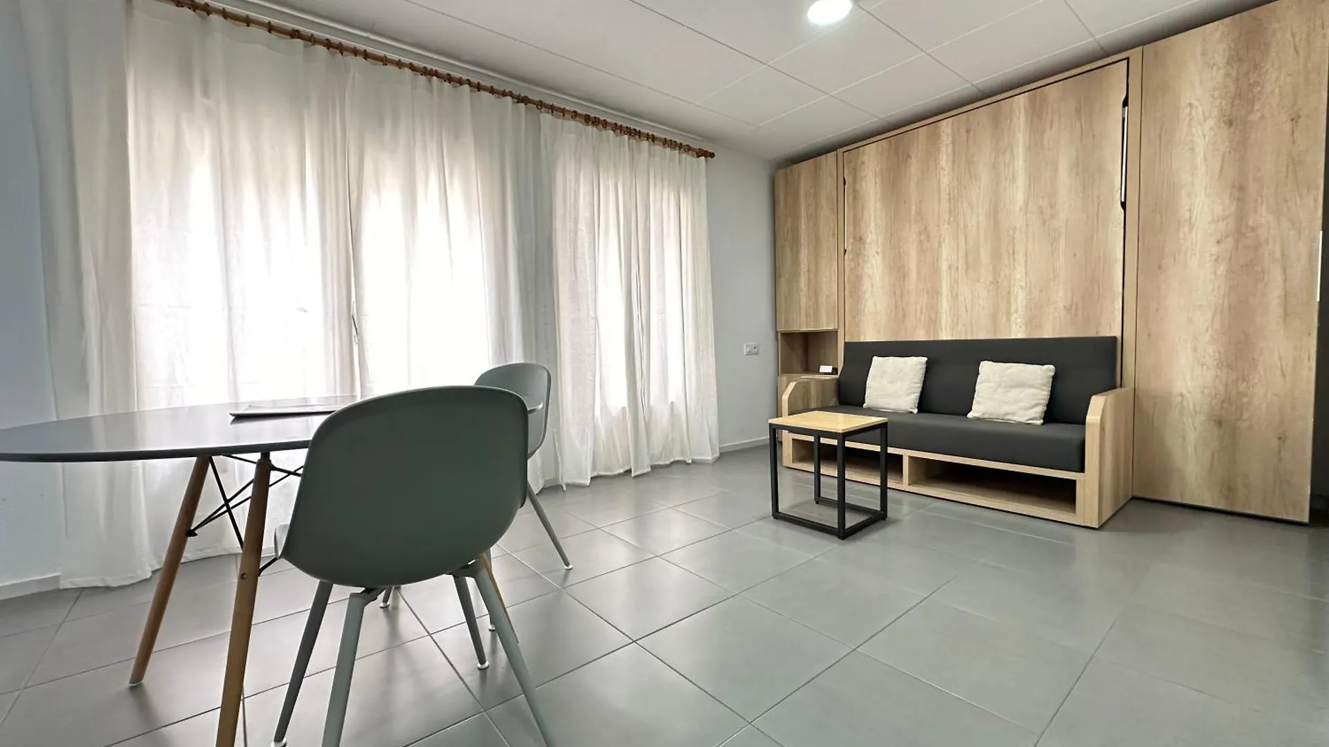 Agi Arago Studio روساس